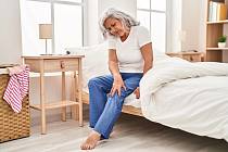 Ranní ztuhlost kolen může, ale nemusí být příznakem kloubního onemocnění.