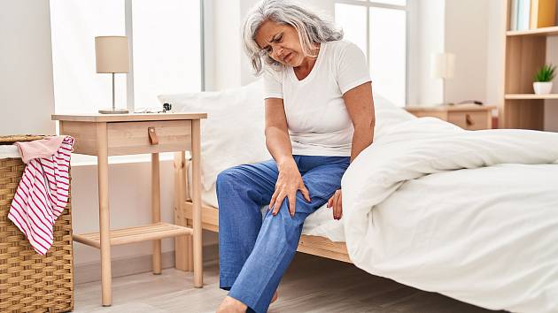 Ranní ztuhlost kolen může, ale nemusí být příznakem kloubního onemocnění.