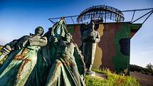 Předlistopadový pomník Klementa Gottwalda shlíží na Hradec u radarové základny v Ruseku
