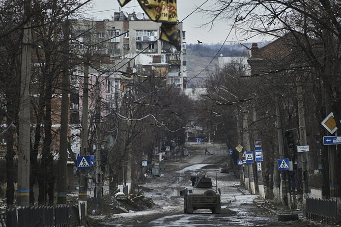 Ukrajinci v Humvee na snímku z Bachmutu z 21. prosince 2022