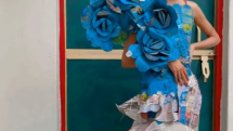 Opět modré květy na rameni v kombinaci s novinovým papírem