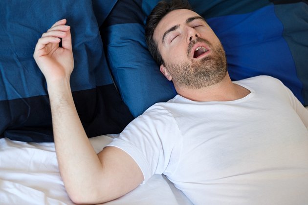 Příznakem spánkové apnoe je hlasité a chronické chrápání.
