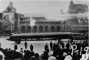 Referenční fotografie CIA sovětské balistické rakety středního doletu na Rudém náměstí v Moskvě