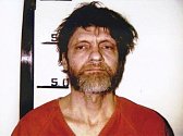 Terorista po zatčení. Theodor Kaczynski na policejním identifikačním snímku poté, co byl konečně dopaden