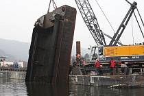 V pondělí 21. listopadu 2011 v Ústí nad Labem začala odborná firma s vytahováním rozřezané potopené lodě. Loď se před měsícem potopila i s připoutaným bagrem, který čistil dno řeky od nánosu.