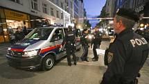 Policie šetří teroristický útok ve Vídni, při kterém zemřeli čtyři lidé a mnoho dalších bylo zraněno.
