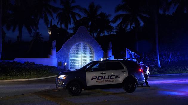 Policie před sídlem Trumpa Mar-a-Lago