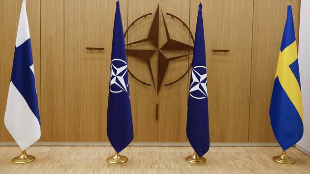 Vlajky Finska a Švédska v sídle NATO