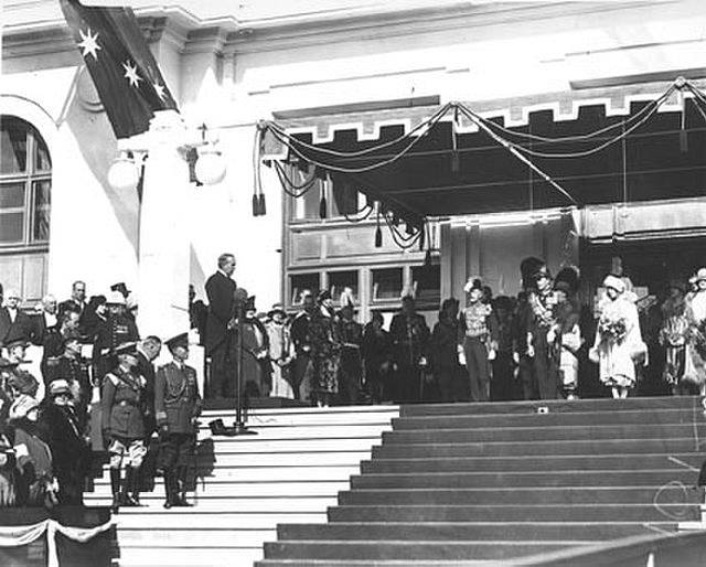 Slavnost otevření nové budovy parlamentu v australském městě Canberra v roce 1927