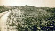 Fotografie pořízená v roce 1894 H. R. Lockem u Little Bighornu na bitevní pláni při pohledu směrem k hornímu středu vrchu posledního Custerova odporu