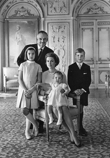 Monacká knížecí rodina v roce 1966 - kníže Rainier III., kněžna Grace Kellyová, princezny Caroline, Stéphanie a následník trůnu Albert.