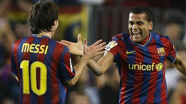 Zatímco Messi letos Barcelonu opustil, Alves (vpravo) se na Camp Nou vrátil po pěti letech.