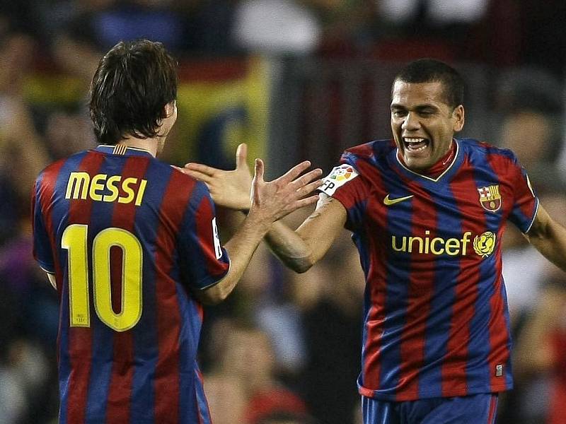 Zatímco Messi letos Barcelonu opustil, Alves (vpravo) se na Camp Nou vrátil po pěti letech.