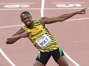 Vítězná póza. Titán Usain Bolt kraloval sprintu na 100 metrů na MS v Pekingu.