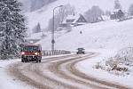 Automobily projíždějí po zasněžené silnici ve Velké Úpě v Krkonoších, 21. listopadu 2022, Trutnovsko.