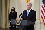 Americký prezident Joe Biden, vlevo vzadu viceprezidentka Kamala Harrisová