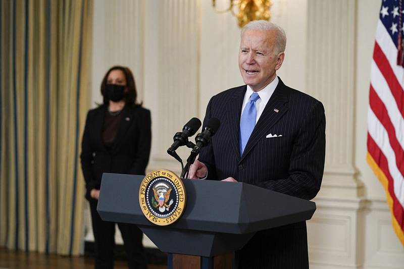Americký prezident Joe Biden, vlevo vzadu viceprezidentka Kamala Harrisová