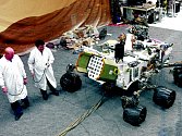 Curiosity váží 900 kilogramů a je dlouhá tři metry. Má šest kol, každé s vlastním pohonem, která jí umožňují otočit se na místě o 360 stupňů nebo překonávat překážky o výšce až  65 centimetrů.