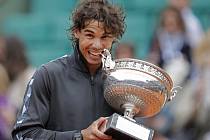 Rafael Nadal s trofejí pro vítěze Roland Garros.