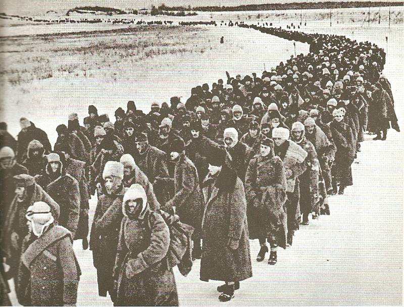 Váleční zajatci z Hitlerovy německo-maďarské koalice Axis po porážce v bitvě u Stalingradu