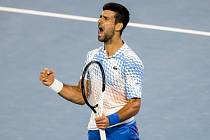 Srbský tenista Novak Djokovič slaví postup do semifinále Australian Open.