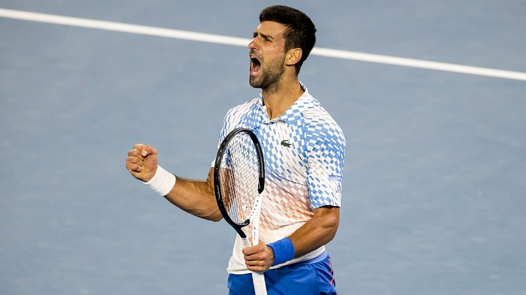 Srbský tenista Novak Djokovič slaví postup do semifinále Australian Open.