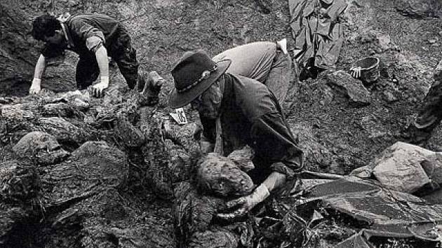 Exhumace obětí srebrenického masakru v roce 1996