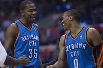 Kevin Durant (vlevo) a Russell Westbrook z Oklahomy se měrou vrchovatou podíleli na vítězství Oklahomy nad Los Angeles Clippers.