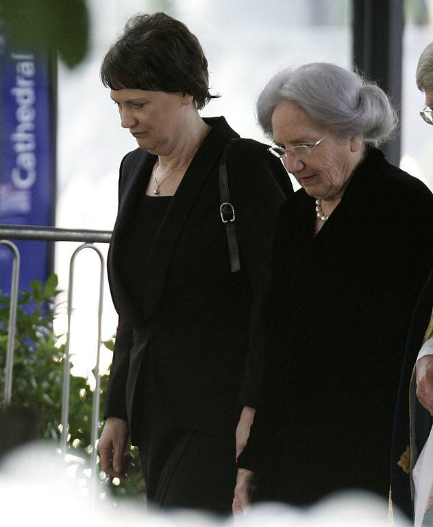 Lady Hillary a novozélandská premiérka Helen Clarková v těžké chvilce.