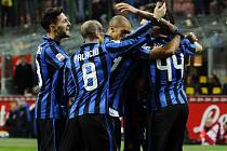 Fotbalisté Interu Milán se radují z gólu