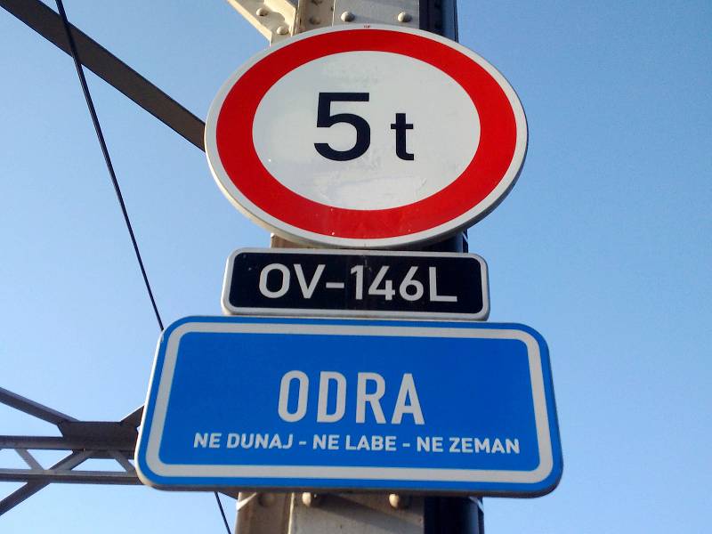 Odpůrci vodního kanálu Dunaj – Odra – Labe projevili svůj názor u lávky v Ostravě