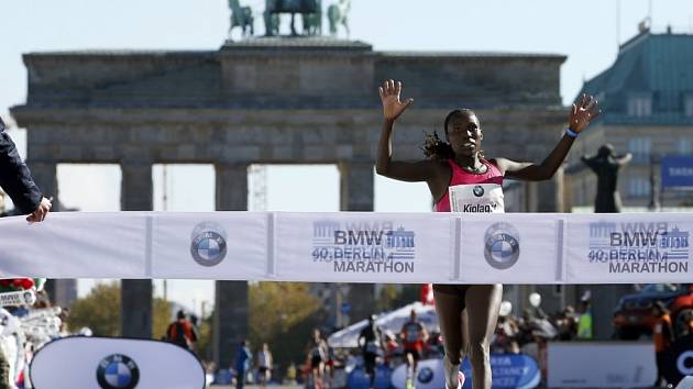 Kam přijde, tam září. Florence Kiplagatová má světový rekord v půlmaratonu.