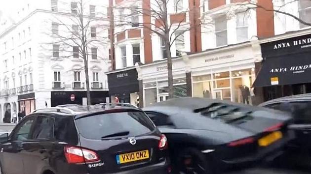 V Londýně došlo k nehodě vzácného a drahého Lamborghini Aventador.