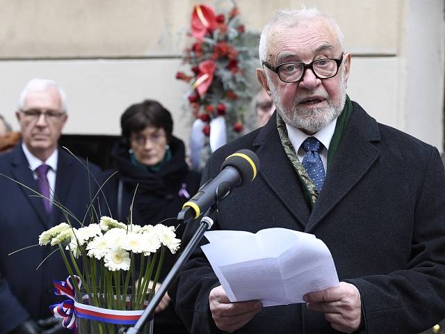 Ústavní právník a předseda Hlávkovy nadace Václav Pavlíček hovoří při pietním aktu u Hlávkovy koleje v Praze, kde lidé 17. listopadu uctili památku padlých studentů z roku 1939. V pozadí Jiří Drahoš a Eva Zažímalová.