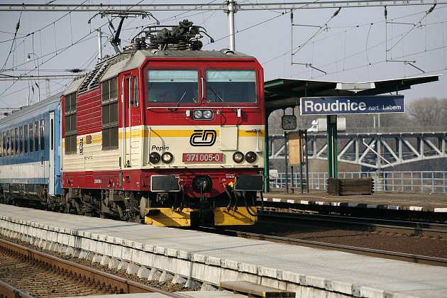 Vyrobeno bylo jen 7 vozidel a z provozu budou vyřazené do prosince 2024 na lince R20 Praha - Děčín (Labe) a na sezónních vlaky Drážďany – Litoměřice. Prototyp se vyrobil v roce 1988. Přezdívku si lokomotiva podle webu Atlaslokomotiv.net vysloužila kvůli s