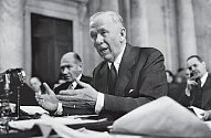 Ministr zahraničí Spojených států George C. Marshall promlouvá ke sněmovnímu rozpočtovému výboru o nezbytné nutnosti hospodářské pomoci evropským národům, později známé jako Marshallův plán