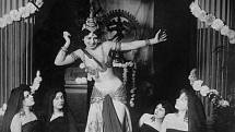 Madame Mac Leodová (budoucí Mata Hari) předvádějící bráhmanské tance v knihovně Guimetova muzea v Paříži