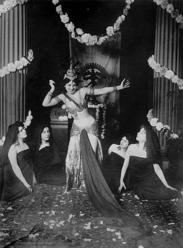 Madame Mac Leodová (budoucí Mata Hari) předvádějící bráhmanské tance v knihovně Guimetova muzea v Paříži