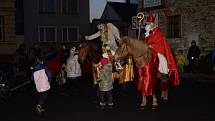 V některých obcích se znovu obnovila tradice příjezdu mikulášského průvodu na koních. Na snímku Mikuláš v Lochovicích na Berounsku