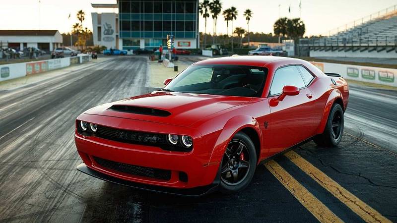 1. Dodge Challenger SRT Demon. Z 0 na 100 km/h za 2,3 s. Auto, které vzniklo jako speciál na sprinty, ale smí i na silnici. 852 koní (626 kW) a 1044 Nm točivého momentu z 6,2 litrového kompresorem přeplňovaného osmiválce zajišťuje opravdové peklo.