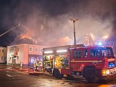 K neskrývané radosti přihlížejících lidí hořel v noci na dnešek bývalý hotel v saském městě Budyšín, z něhož měla být ubytovna pro migranty.
