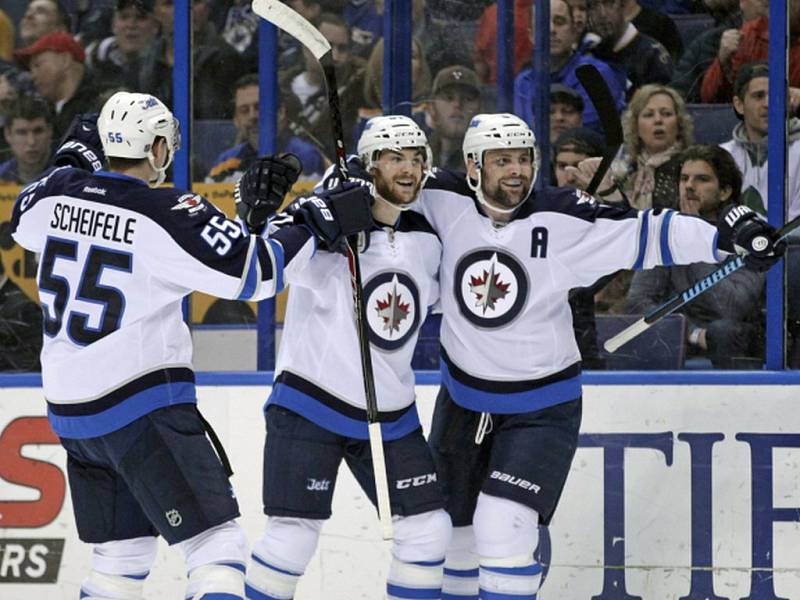 Michael Frolík z Winnipegu (uprostřed) se raduje z gólu proti St. Louis.