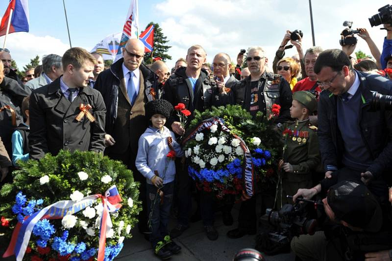 U památníku Slavín motorkáři včetně několika členů ruského klubu Noční vlci položili věnce a uctili památku vojáků, kteří padli ve druhé světové válce.