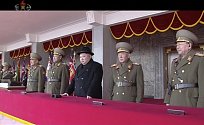 Severokorejský diktátor Kim Čong-un přihlíží vojenské přehlídce