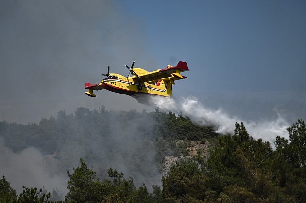 Požáry v řeckém parku Dadia nabraly na síle. S hašením pomáhali i Češi