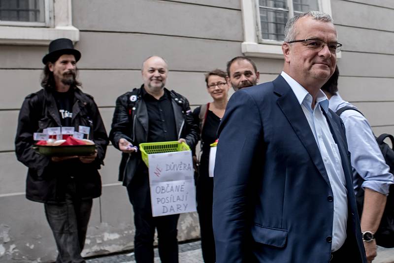 Hlasování o důvěře vlády Andreje Babiše 11. července v Poslanecké sněmovně v Praze. Protest před budovou Sněmovny. Miroslav Kalousek.