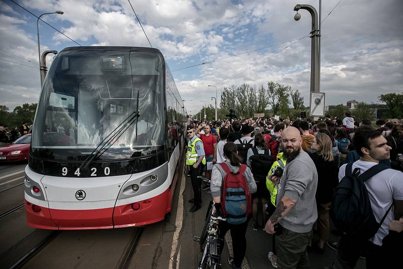 Lidé protestovali 25. dubna na Libeňském mostě v Praze proti jeho zbourání.