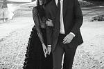 Britský princ Harry a Meghan Markleová pózují  na oficiálních snímcích poprvé od oznámení zásnub.