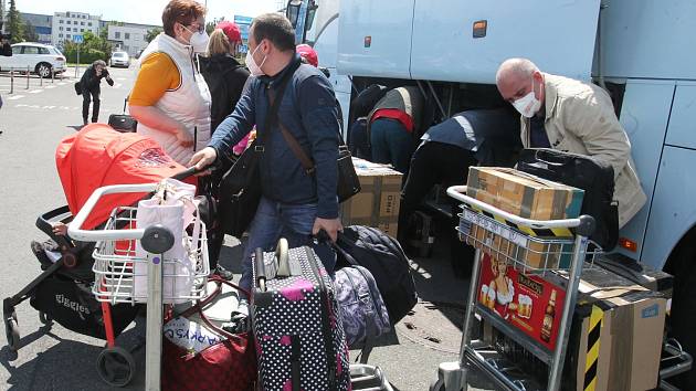 Ze třetího terminálu pražského letiště v Ruzyni odletěl ruský vládní speciál, který dopraví do Ruska část diplomatů a zaměstnanců ruského velvyslanectví vyhoštěných z Česka kvůli kauze Vrbětice.