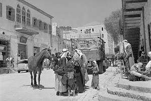 Nazaret v roce 1948. Snímek nizozemského fotografa Willema van de Polla zachytil celkem typickou pouliční scenérii s Araby, nákladním vozem a mulou